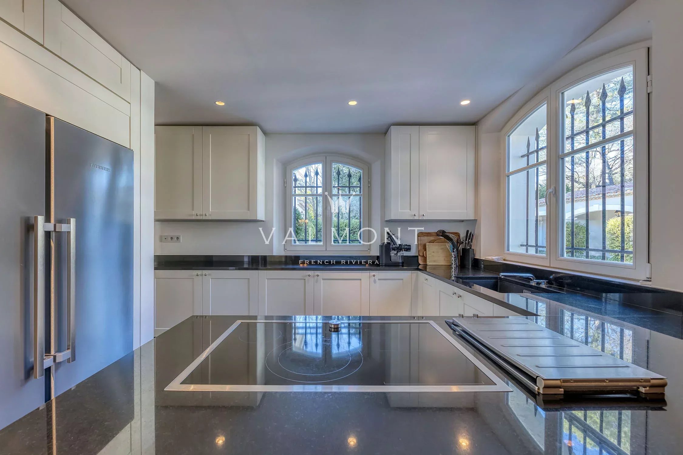 a227d8bf7b953068b2eb0ed3405798cd_24abfd1413_2250-original-85100-0.jpg Villa de luxe contemporaine au charme provençal