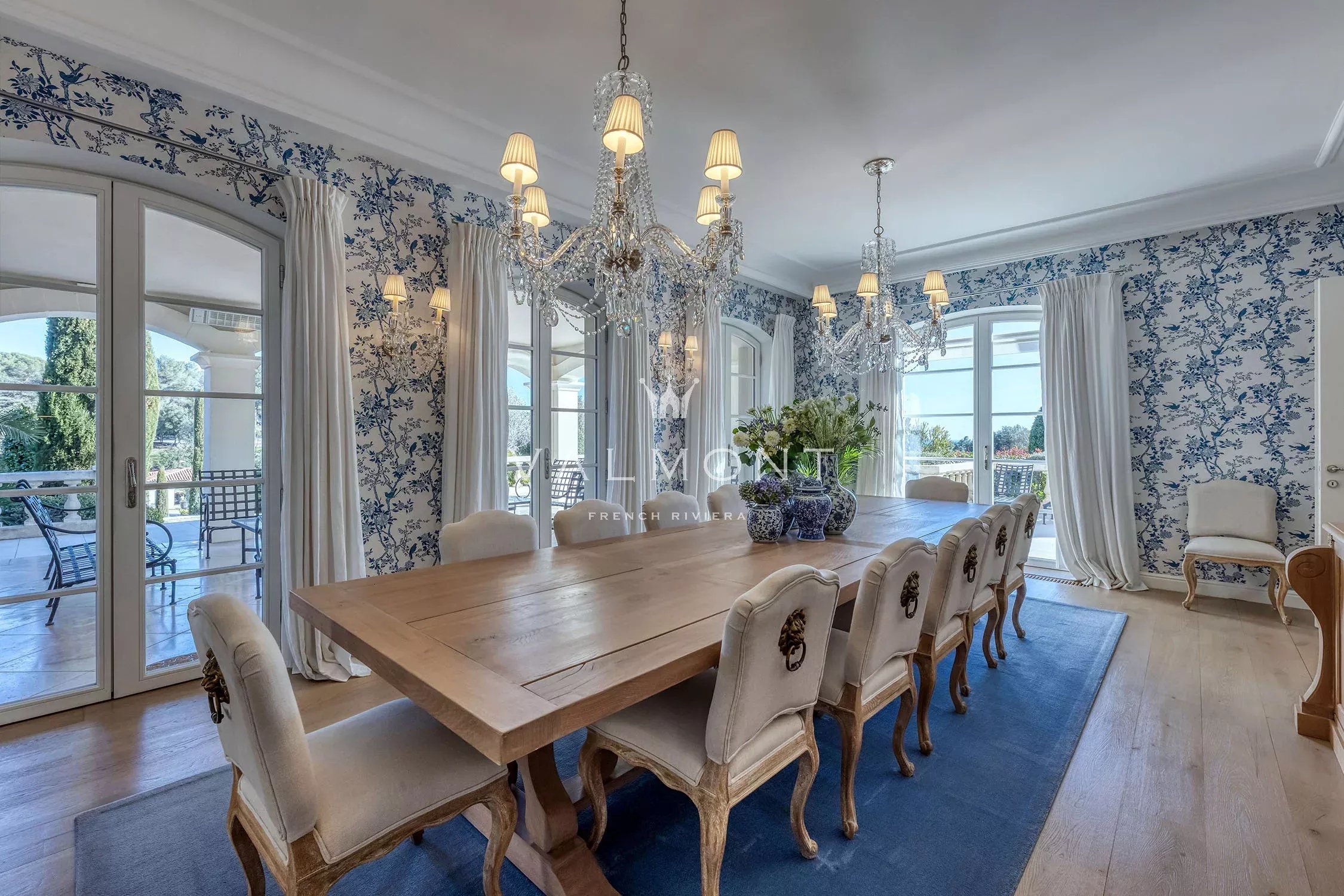 a803e6c8fd98a07a93685432a9e3558a_df8dd6e881_2250-original-85100-0.jpg Villa de luxe contemporaine au charme provençal