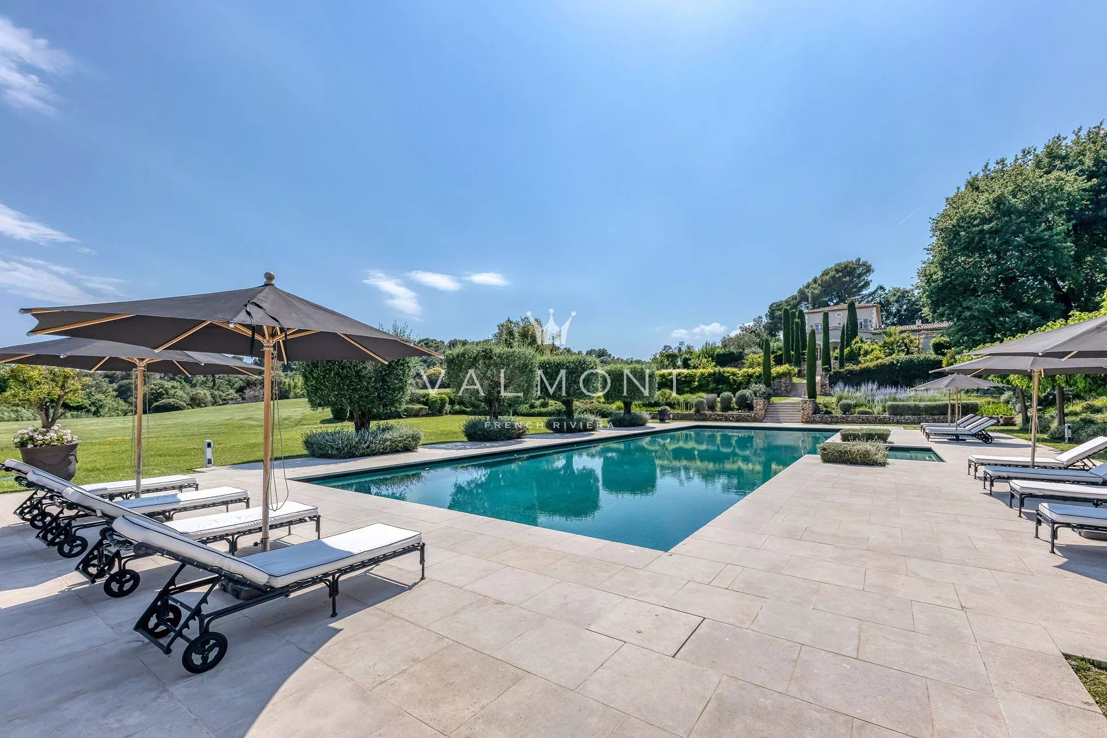 c222e34444fbe5a2de80f9bae5cd6528_925568263c_2250-original-85100-0.jpg Villa de luxe contemporaine au charme provençal