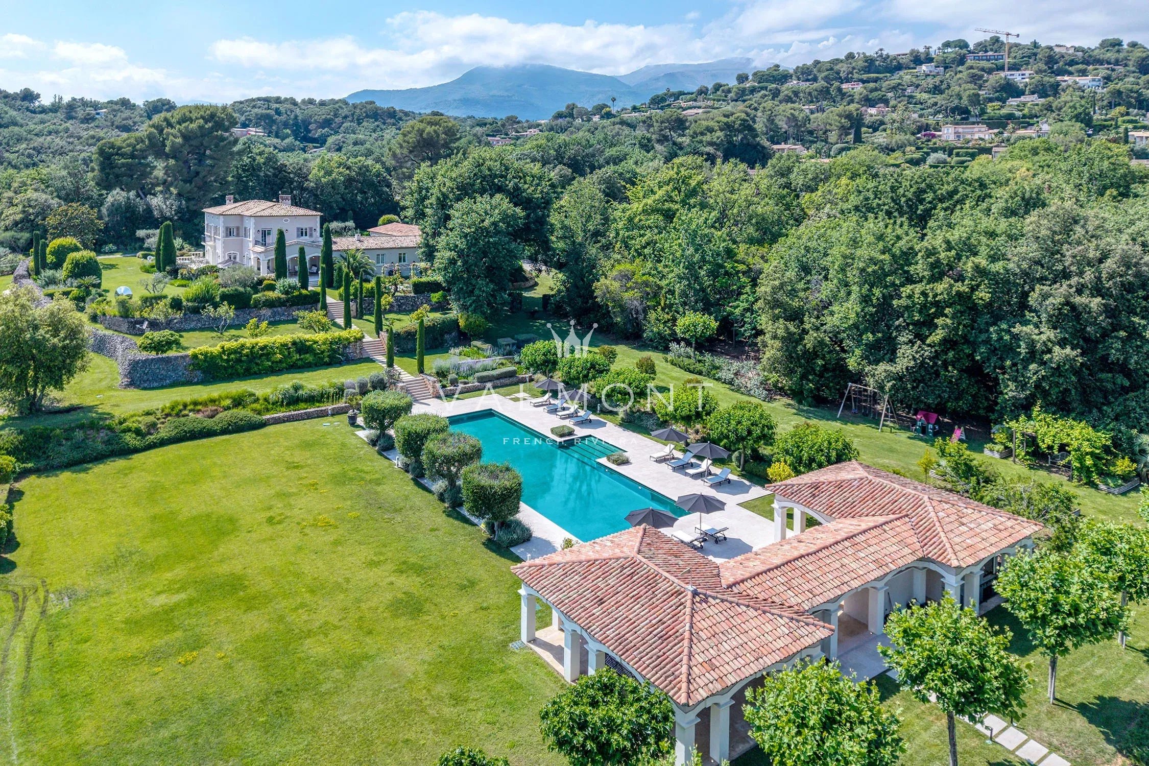 de4b1314574ec715dc4f669732e53974_aac41ad7fa_2250-original-85100-0.jpg Villa de luxe contemporaine au charme provençal