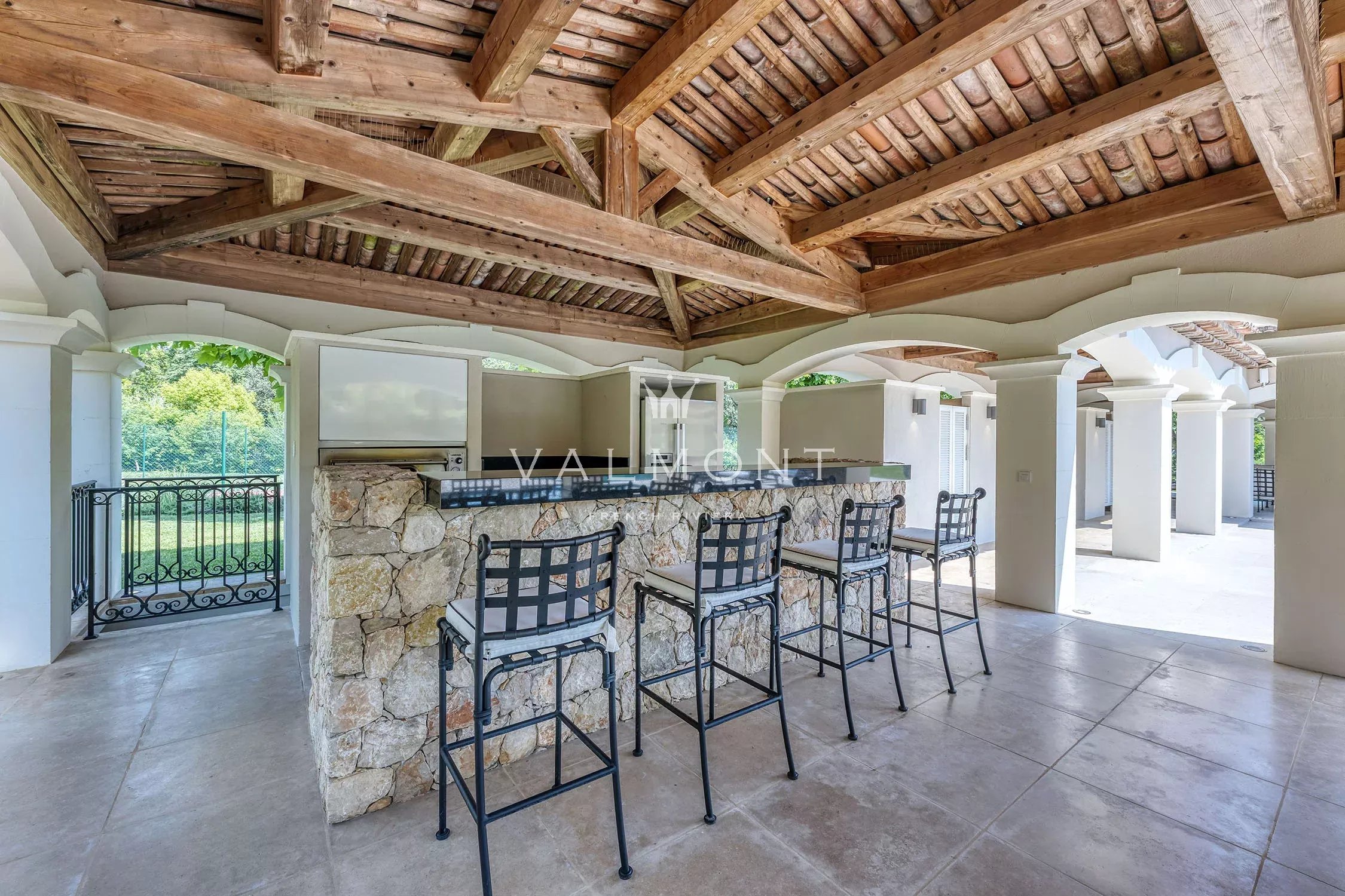 ff81fa0d108a5f49137945f2c5363cb2_aafe77138e_2250-original-85100-0.jpg Villa de luxe contemporaine au charme provençal