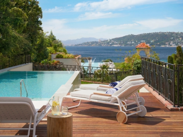 Duplex d’exception en rez-de-jardin avec piscine et maison d’amis