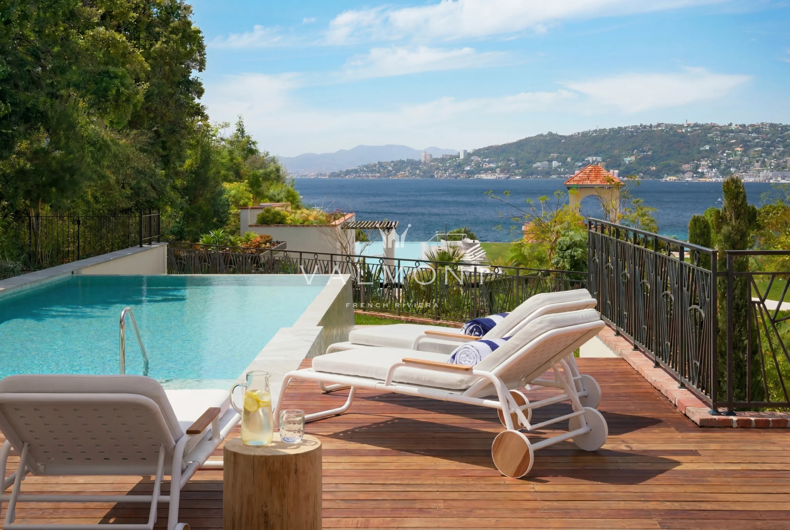 Duplex d’exception en rez-de-jardin avec piscine et maison d’amis