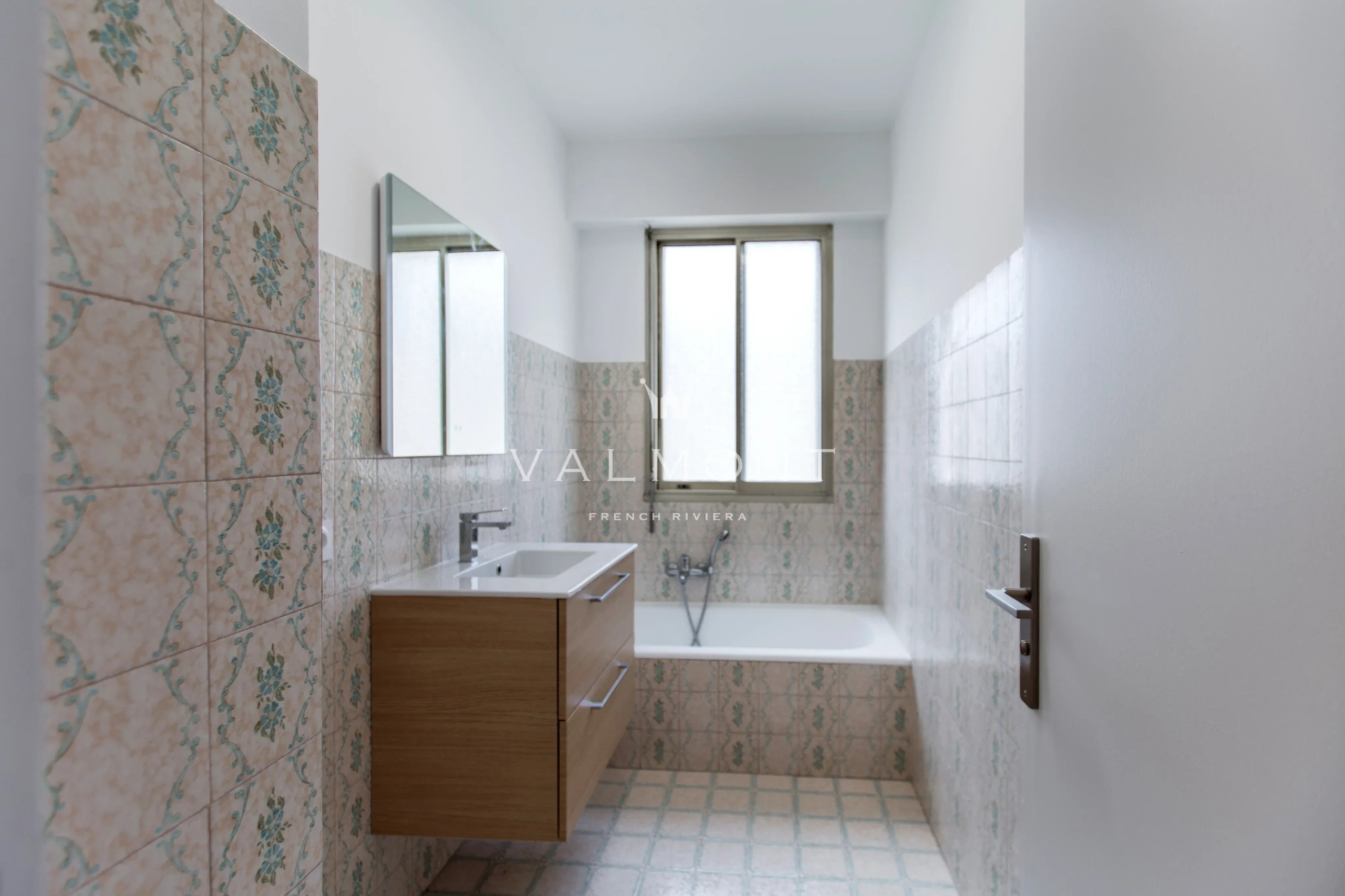d93a724cc717f787be4346940125b0ba_1f457b6324_4096-original-101615-0.jpg BEAULIEU-SUR-MER – Appartement 2 pièces lumineux – Terrasse
