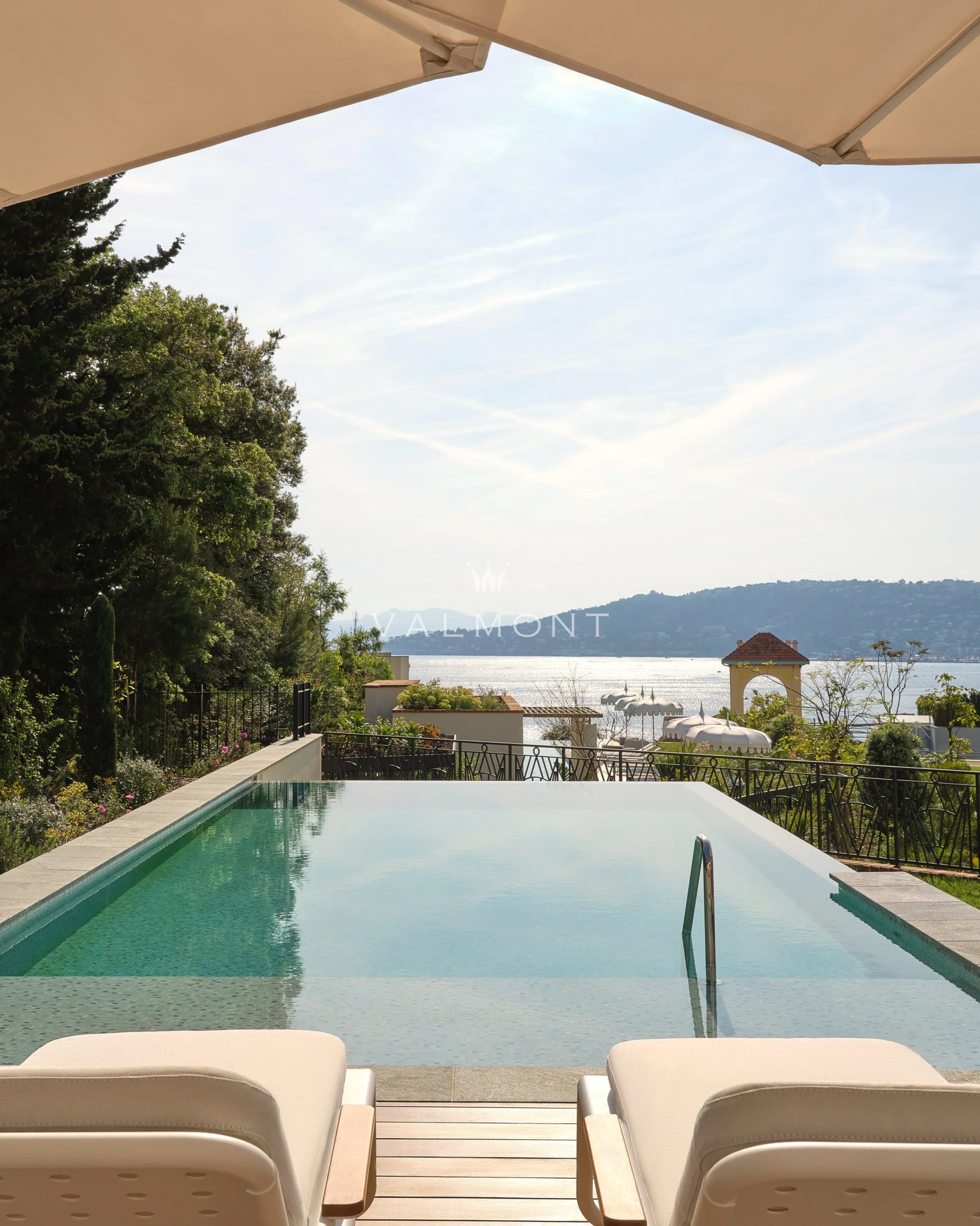 Duplex d’exception en rez-de-jardin avec piscine et maison d’amis