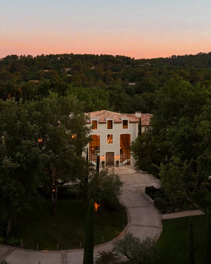 Villa au crépuscule, film Valmont Riviera sur Instagram